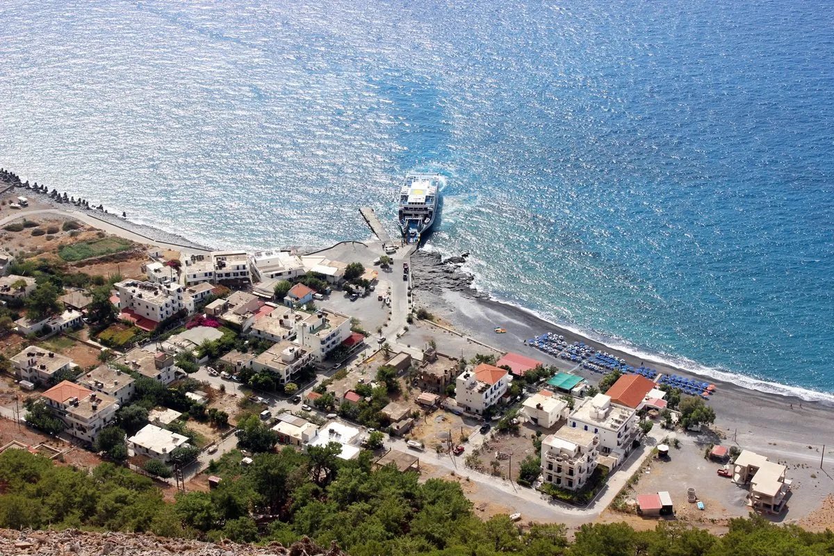 Agia Roumeli von hoch oben: das Dorf, der Strand und eine Fähre am Anleger