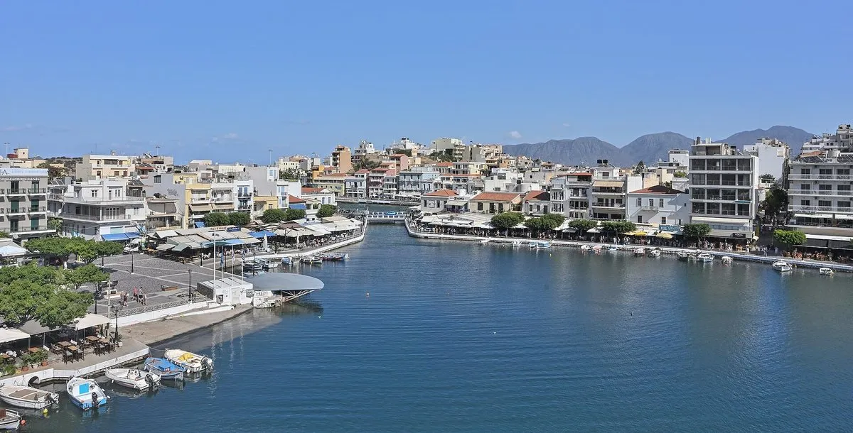 Der Voulismeni-See, umringt von der Stadt