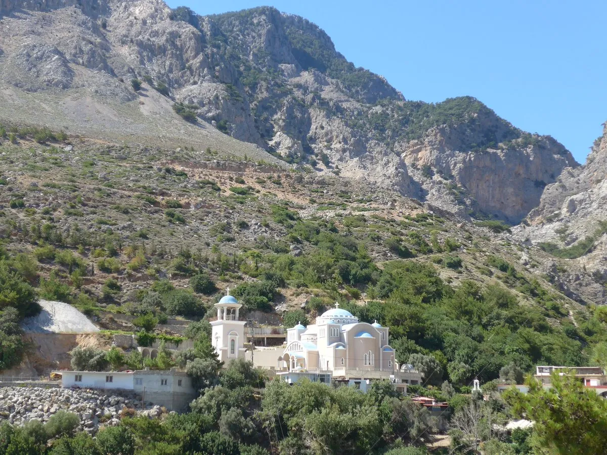 Das Kloster Agios Nikolaos unter den Felsen, wo der Weg oberhalb von Zaros in die Schlucht führt