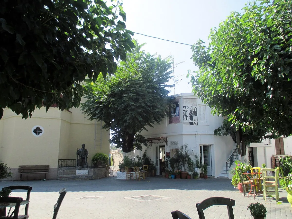 The lower square with its statue and plane tree