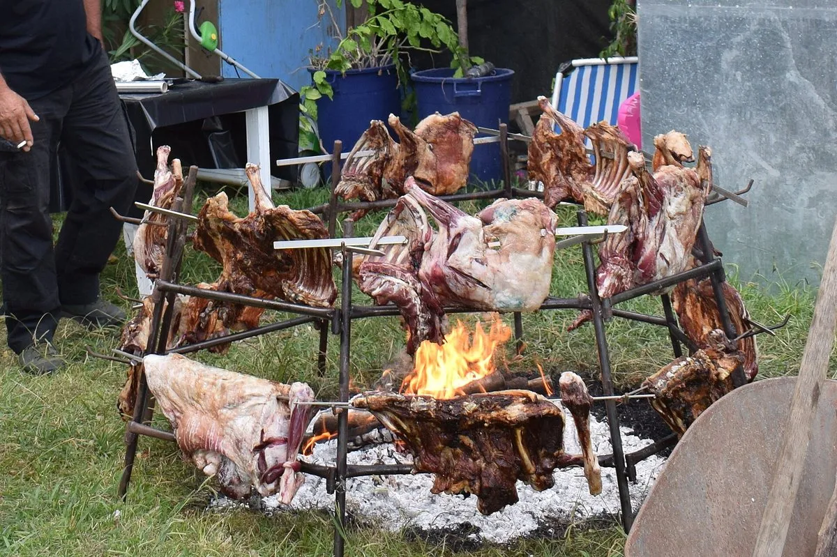 Lamm- und Ziegenfleisch, das im Antikristo-Stil rund um das Feuer gegart wird