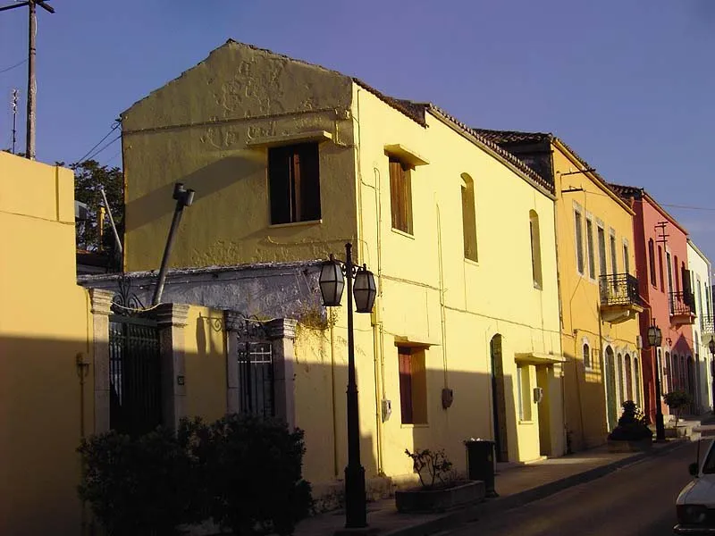 Ockerfarbene neoklassizistische Fassaden entlang einer Gasse in Archanes