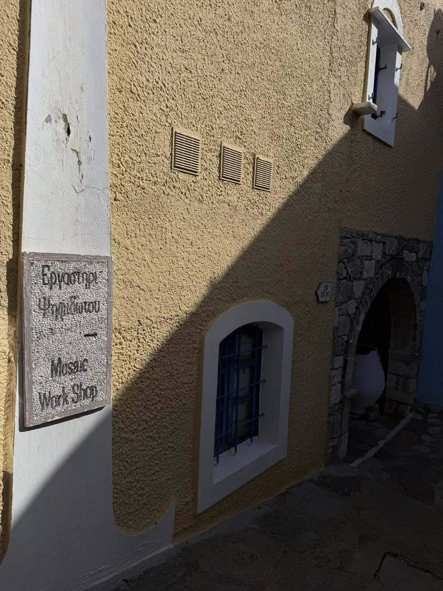 The pebble-mosaic sign of the mosaic workshop at Arolithos