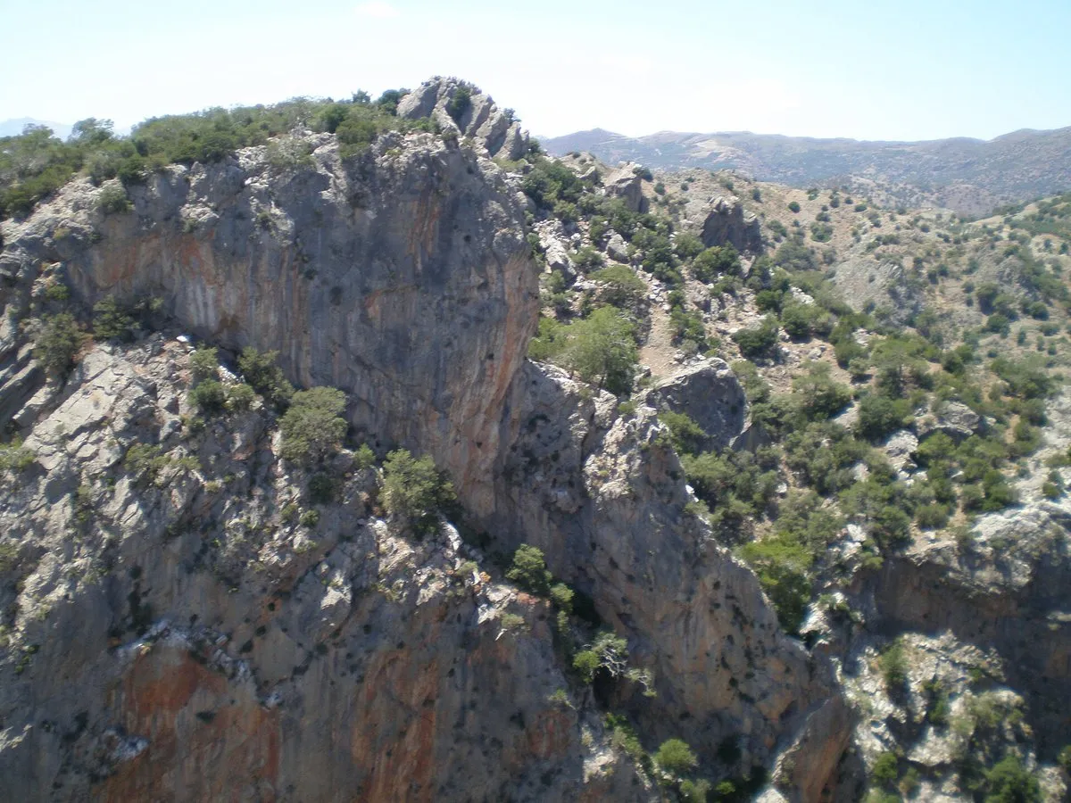 The walls of the Arvi gorge