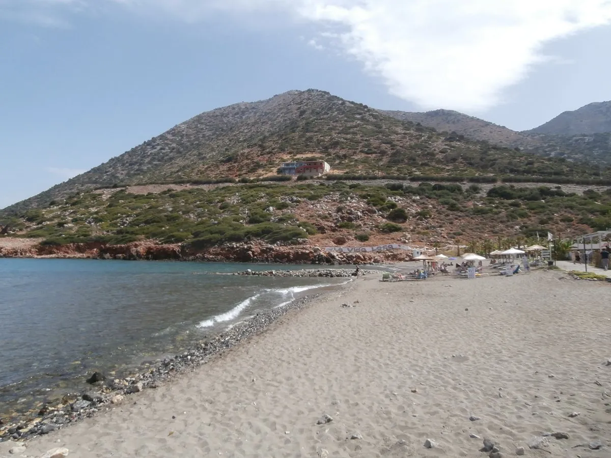 Μικρή αμμουδιά στο Μπαλί με ξερούς λόφους πίσω της