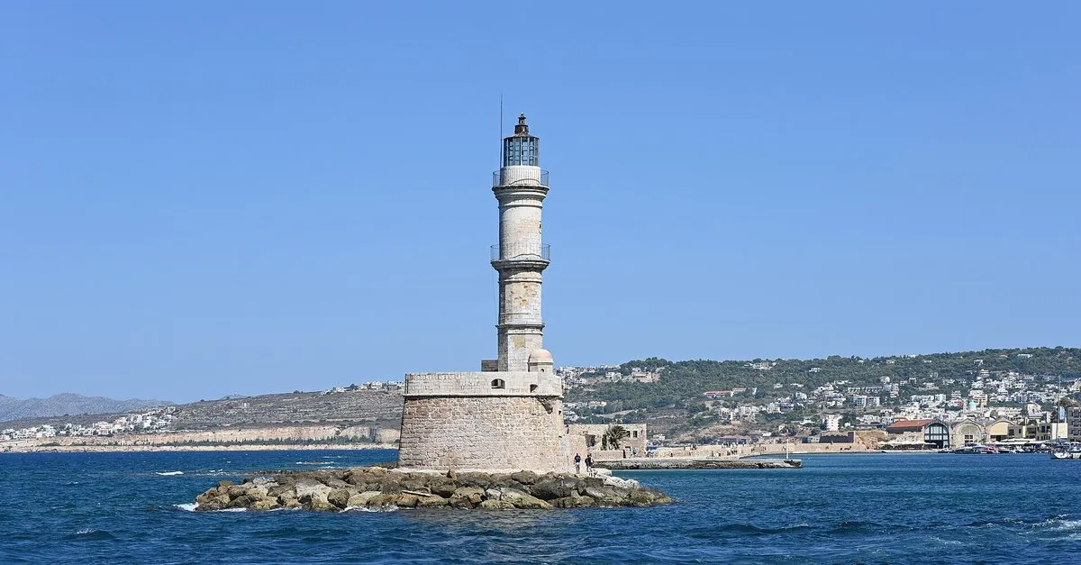 Der venezianische Leuchtturm an der Einfahrt zum alten Hafen von Chania