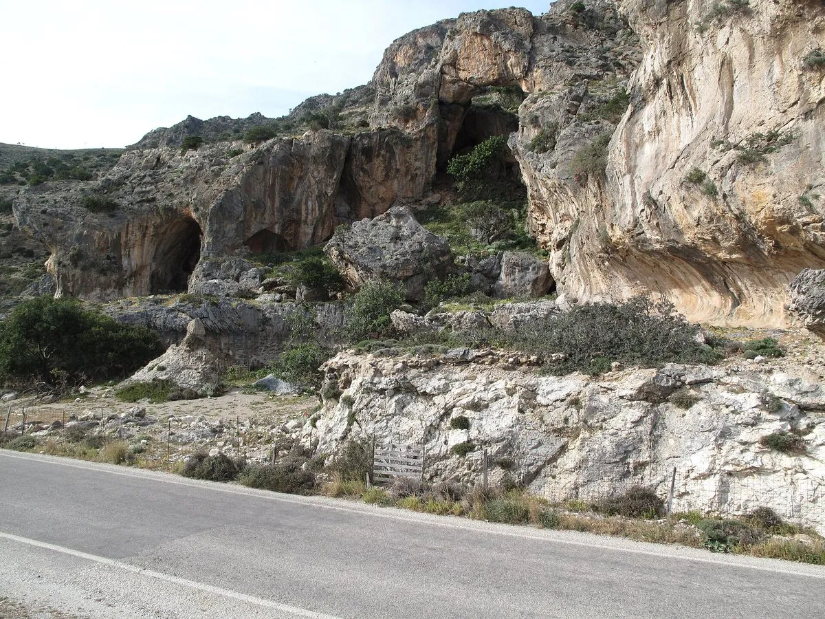 Die Küstenstraße westlich von Paleochora zwischen Fels und Meer