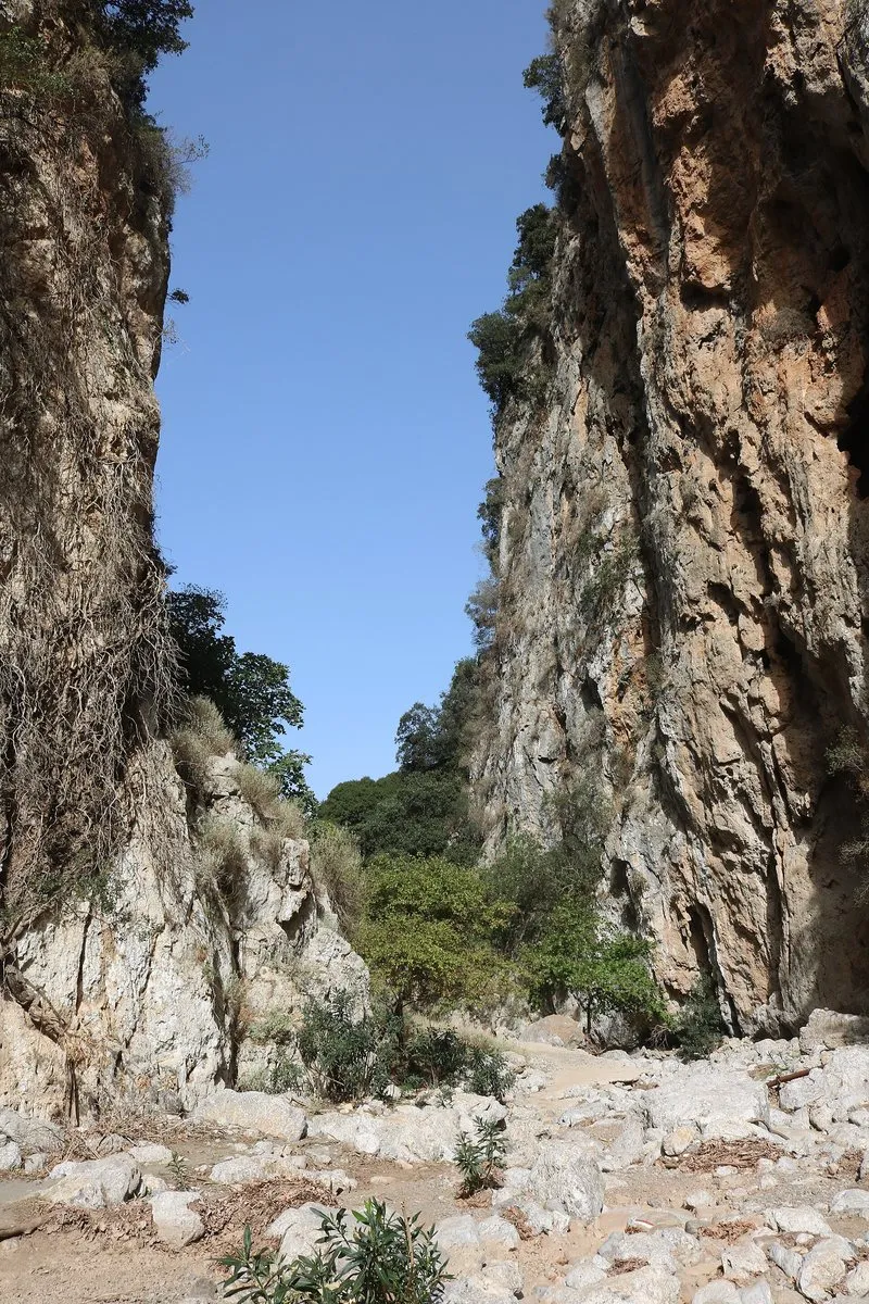 Der schmale Eingang der Deliana-Schlucht zwischen zwei hohen Felswänden