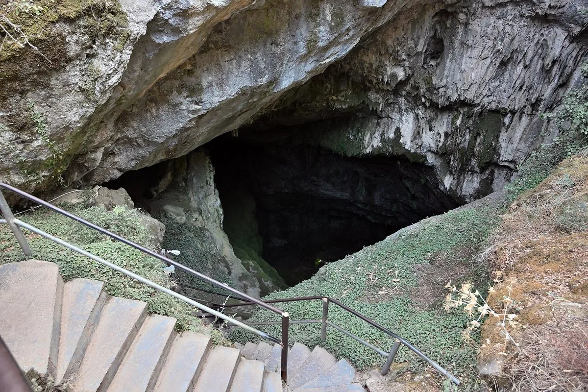 Der Weg und die Stufen hinunter in die Dikteon-Höhle