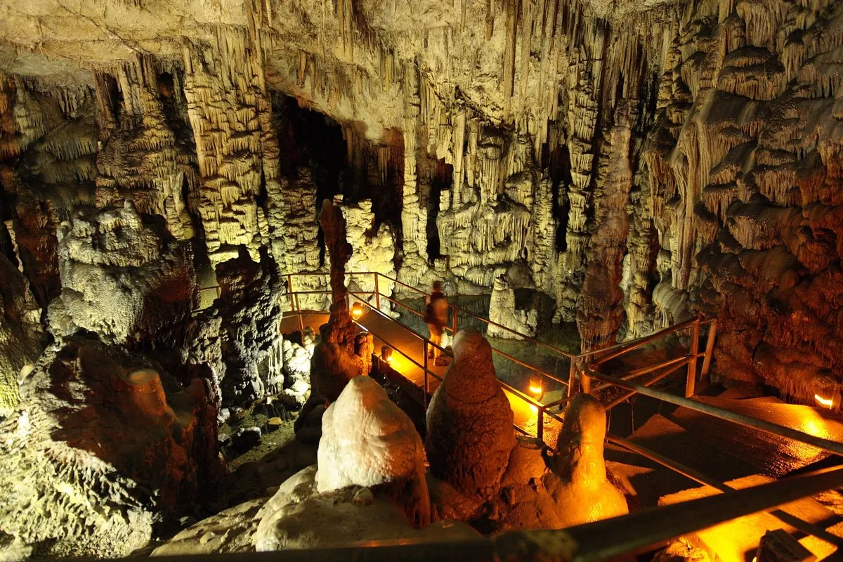 Stalaktiten und der Gang im Inneren der Dikteon-Höhle