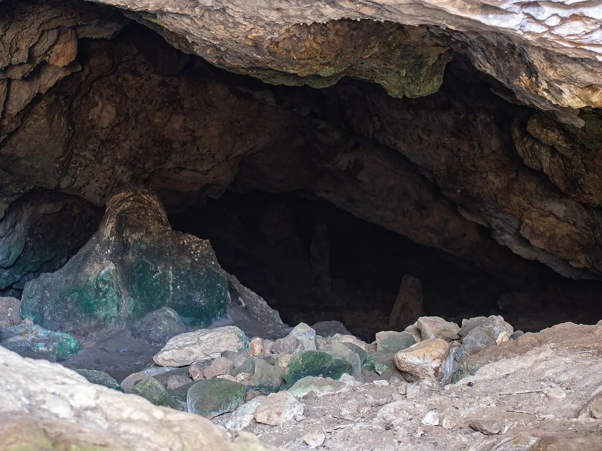 Der dunkle Eingang der Höhle der Eileithyia bei Amnissos