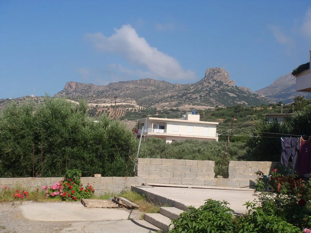 Ferma’s peaks, greenhouses and coast in one working frame