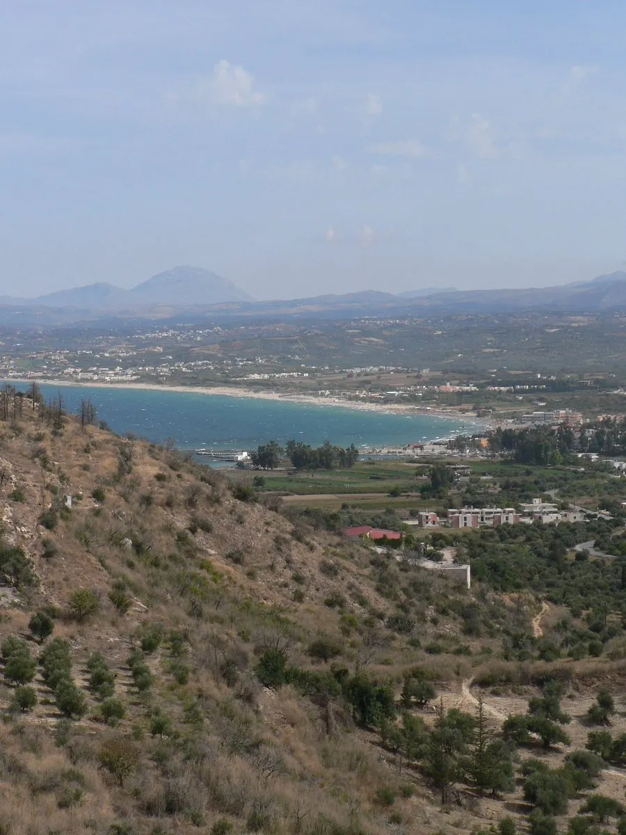 La longue courbe de la plage de Georgioupoli vue depuis les collines au-dessus