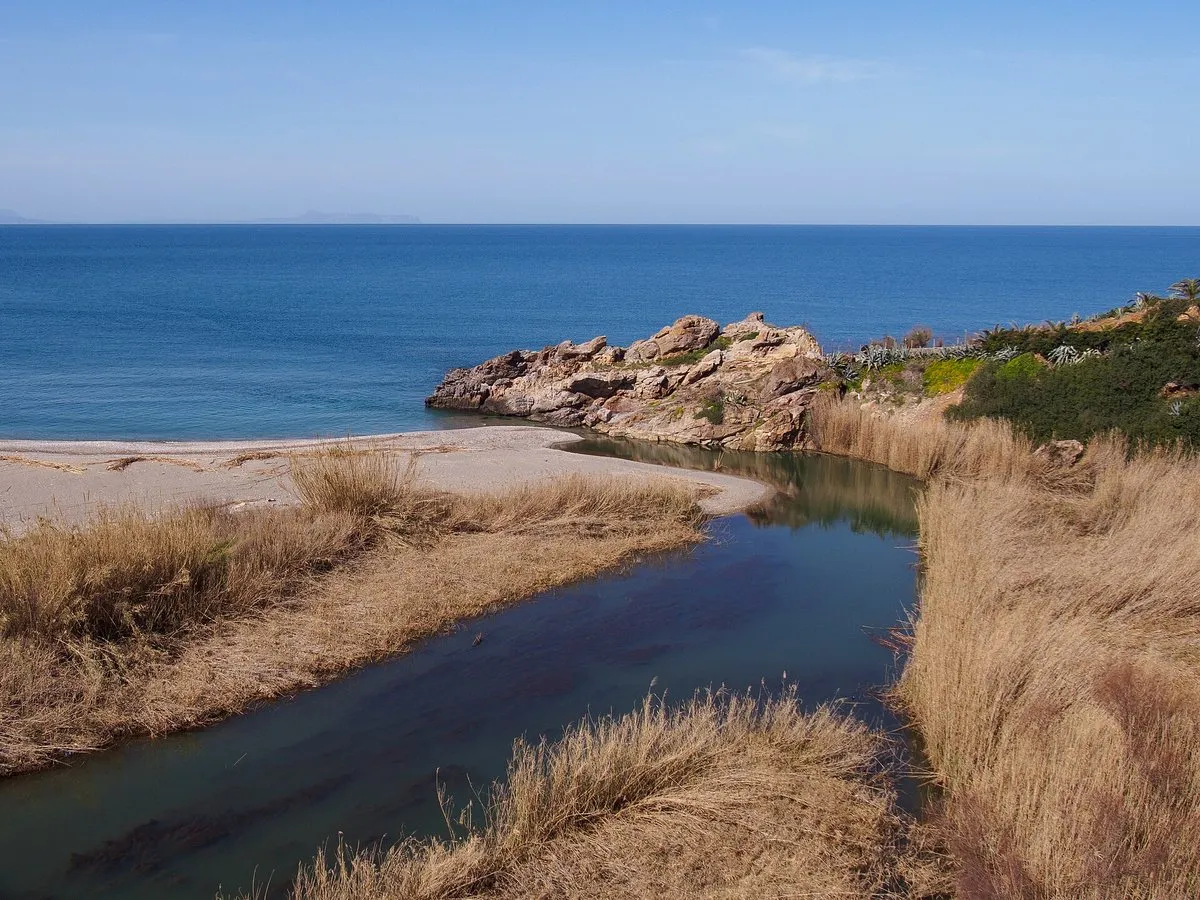 Der Geropotamos staut sich hinter dem Sand, bevor er das Meer erreicht
