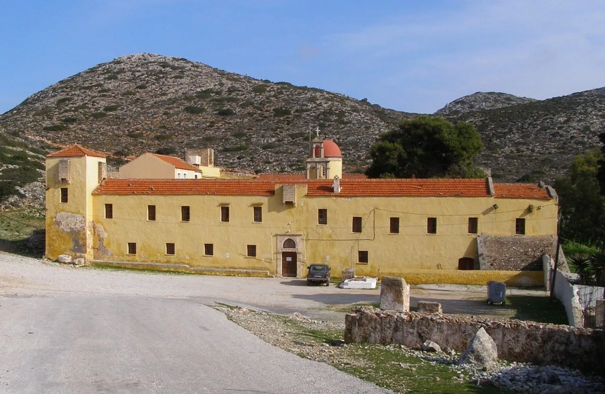 Die lange ockerfarbene Front des Klosters Gouverneto auf dem kahlen Plateau von Akrotiri