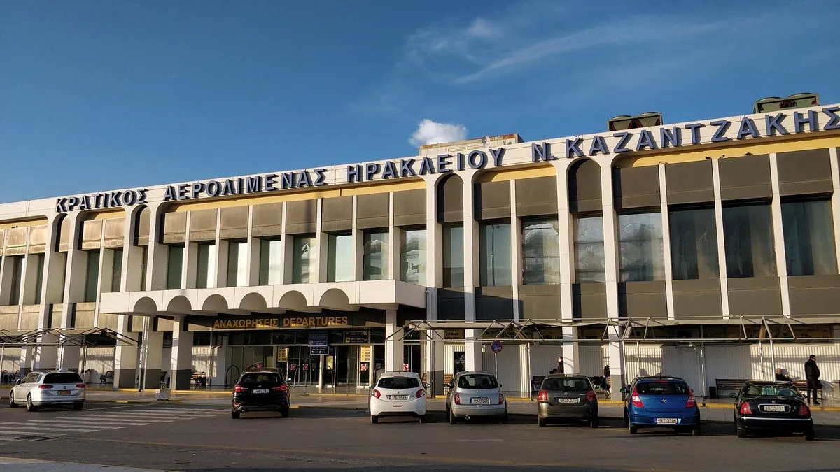 Das Hauptgebäude des Flughafens Heraklion mit seinem Namen an der Fassade