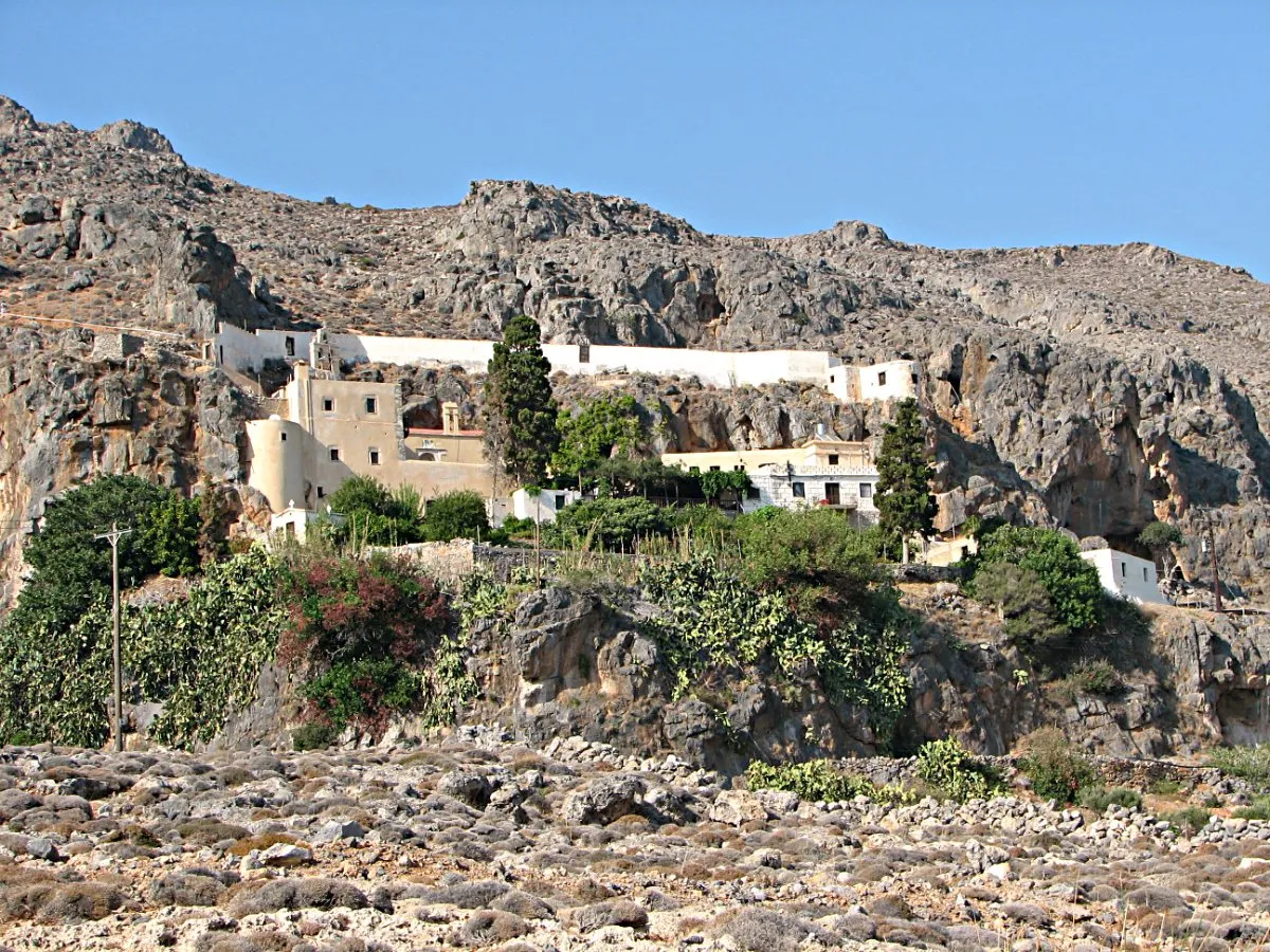Das Kloster Kapsa, an die Felsen über der Küste gebaut