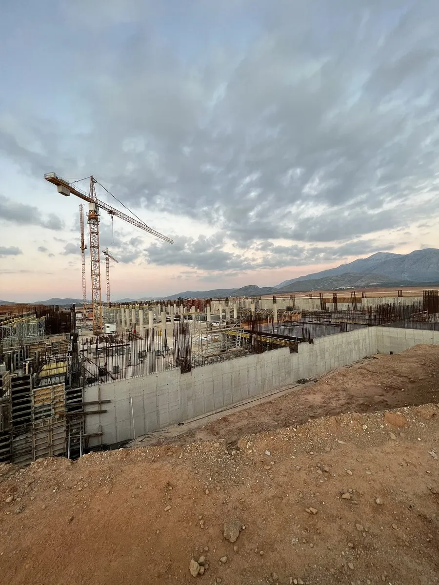 Kräne und Betonbauten des neuen Flughafens im Bau in Kastelli
