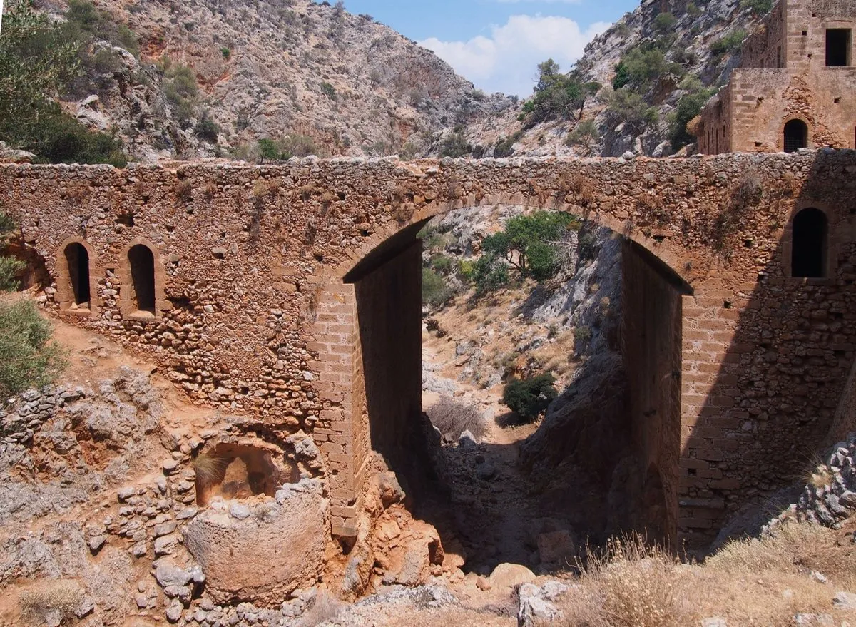 Die hohe Steinbrücke von Katholiko über der trockenen Schlucht
