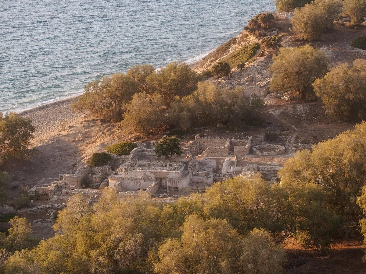 Tamarisks and masonry above the Kommos shore