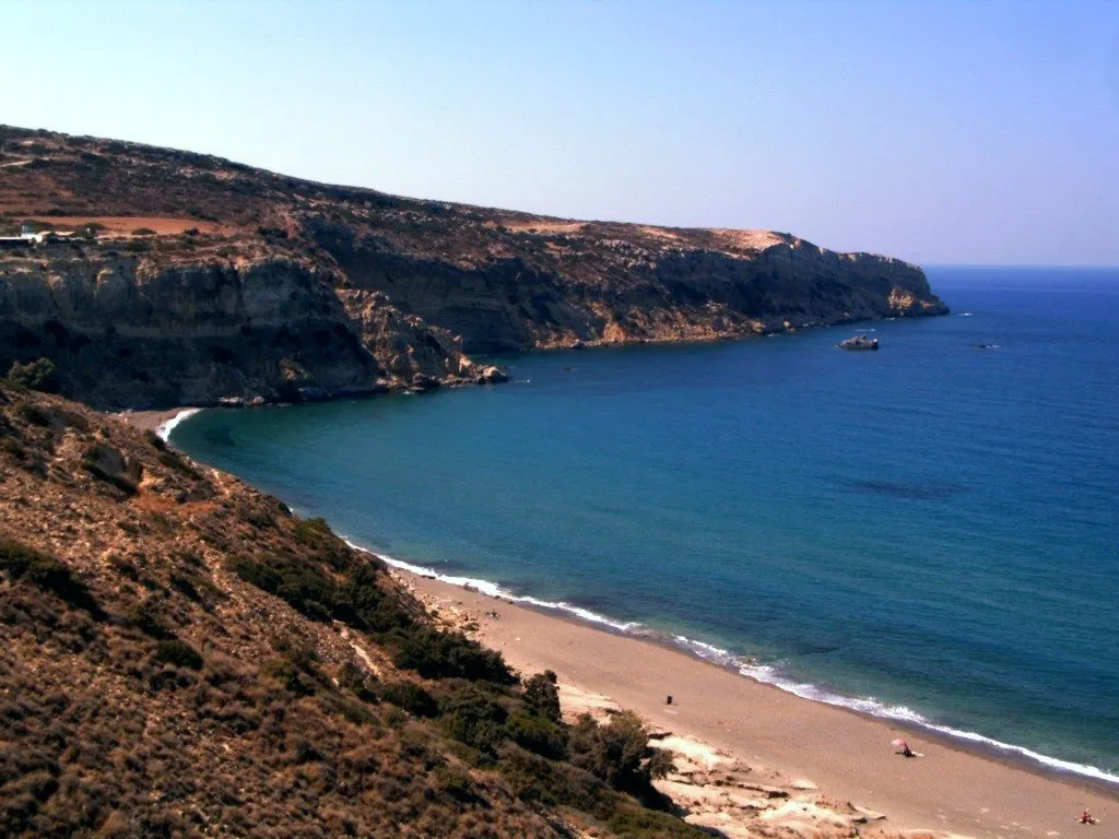 Ein menschenleerer Strand in Komos an der Südküste