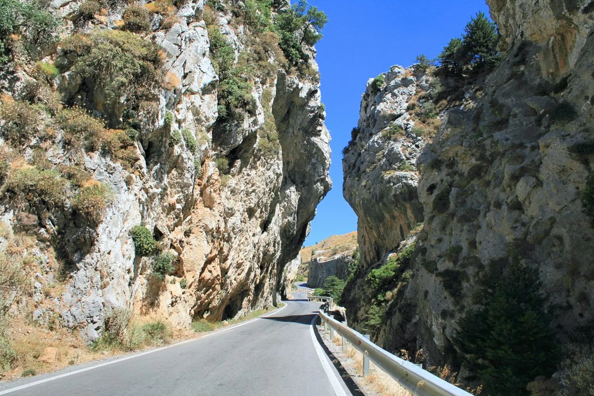 Die Straße zwängt sich zwischen den Felswänden der Kotsifou-Schlucht hindurch