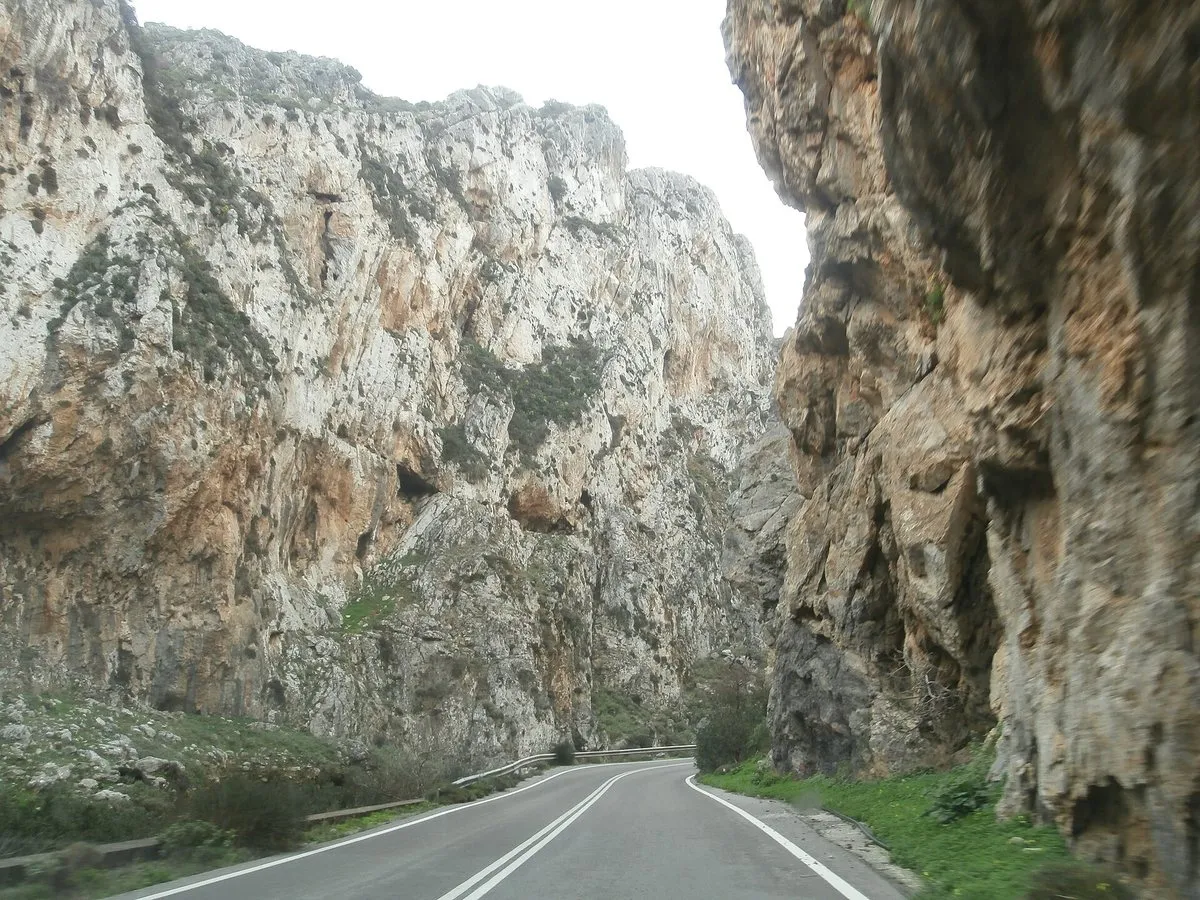 The narrow walls of the Kourtaliotiko gorge close up