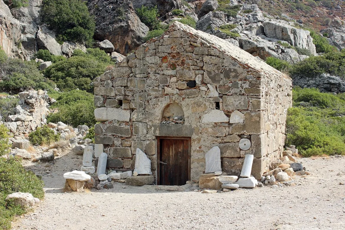 Die kleine steinerne Kapelle der Panagia in Lissos mit antiken Fragmenten vor der Tür