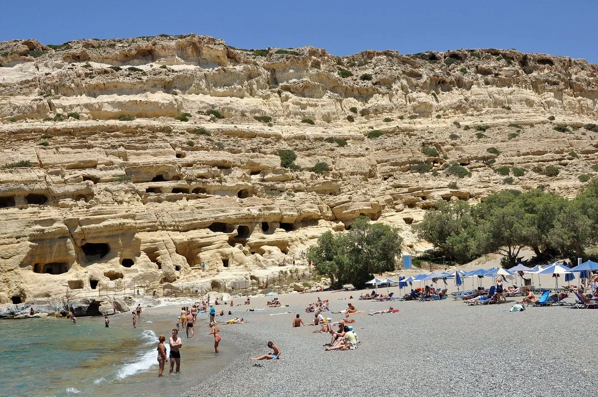 Der Strand unter den Höhlen an einem vollen Nachmittag