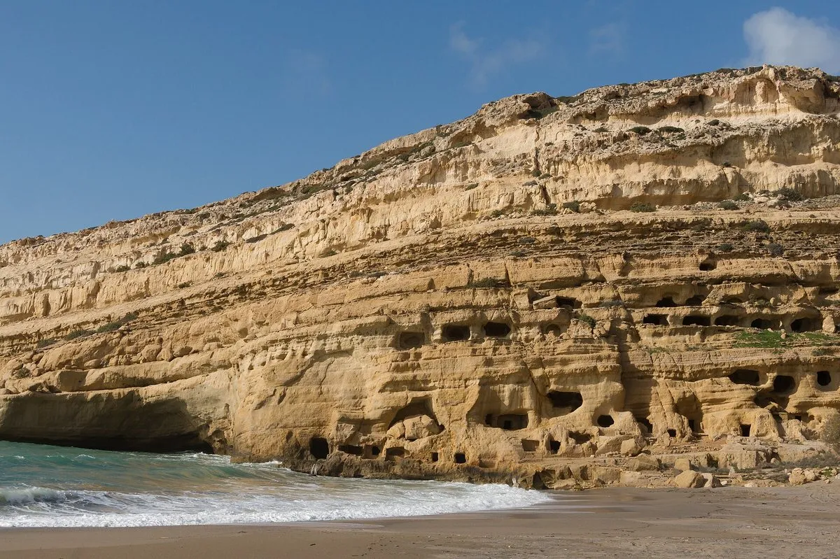 Die Sandsteinklippe über dem Strand von Matala, durchlöchert von künstlichen Höhlen