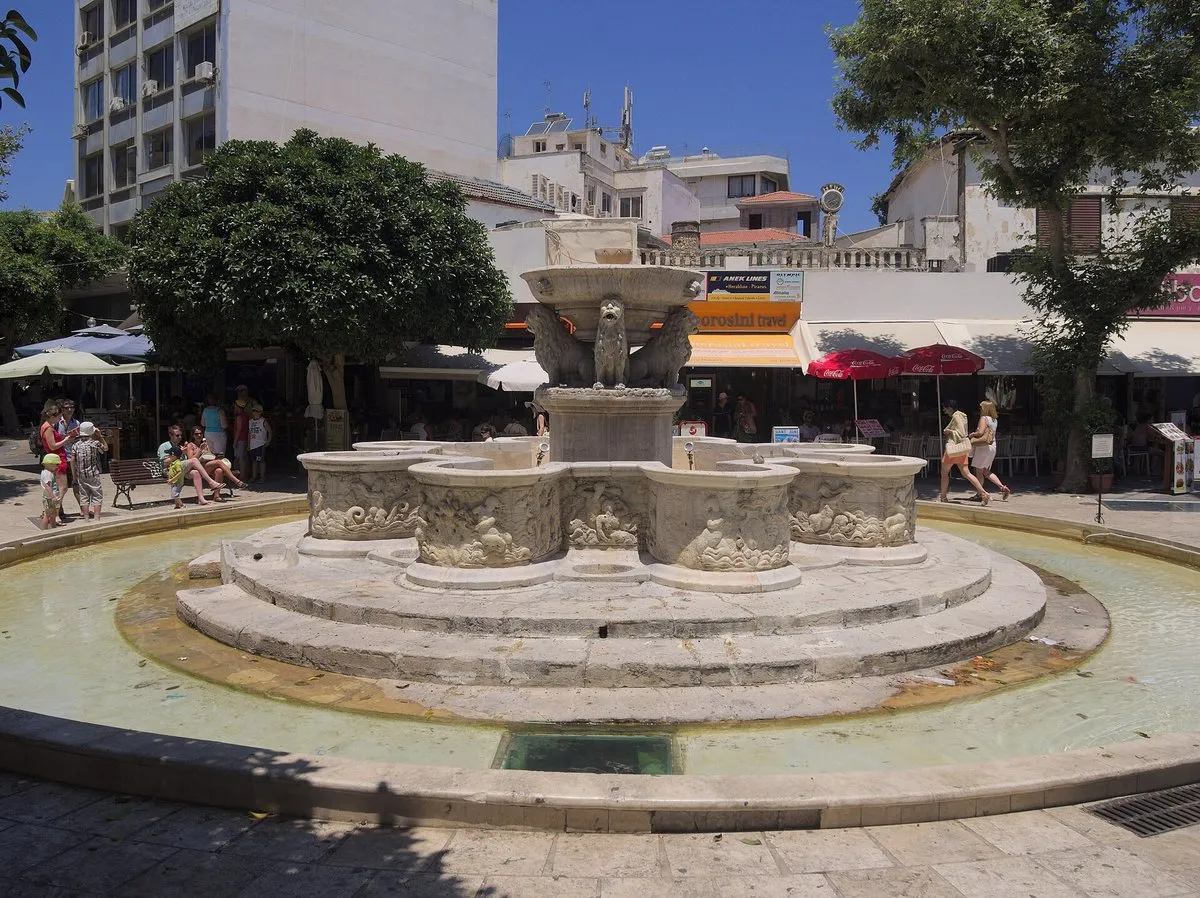 Der Morosini-Brunnen und sein Platz am späten Vormittag