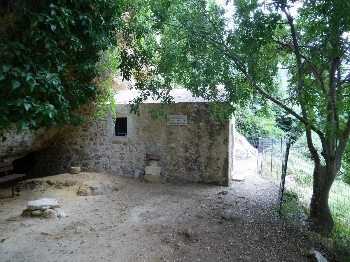 Ein restauriertes steinernes Mühlenhaus unter Bäumen in der Myli-Schlucht