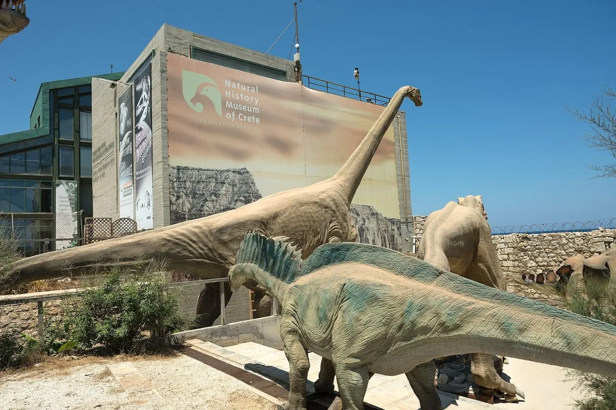 Maquettes de dinosaures devant le Musée d'histoire naturelle de Crète