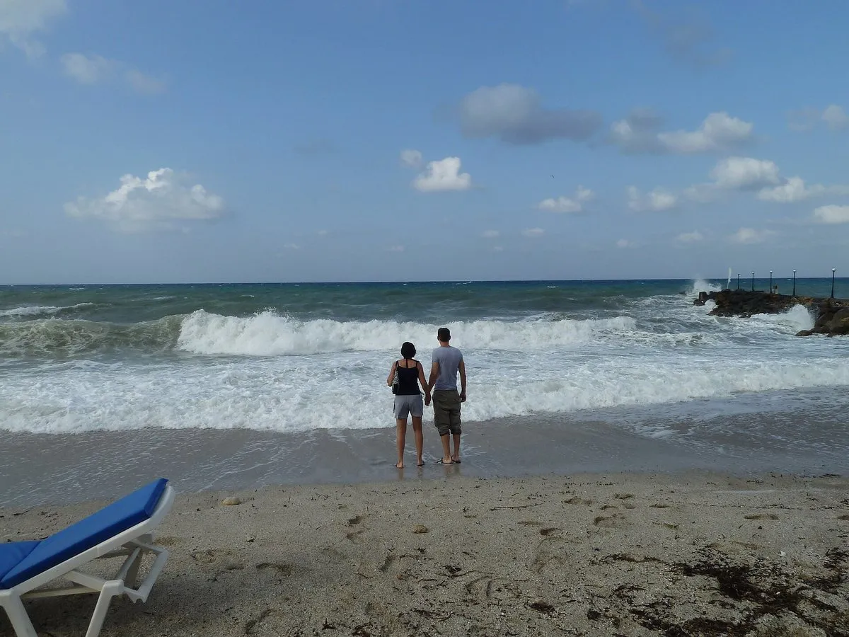 Wellen brechen an einem Strand der Nordküste bei Hersonissos an einem windigen Sommertag