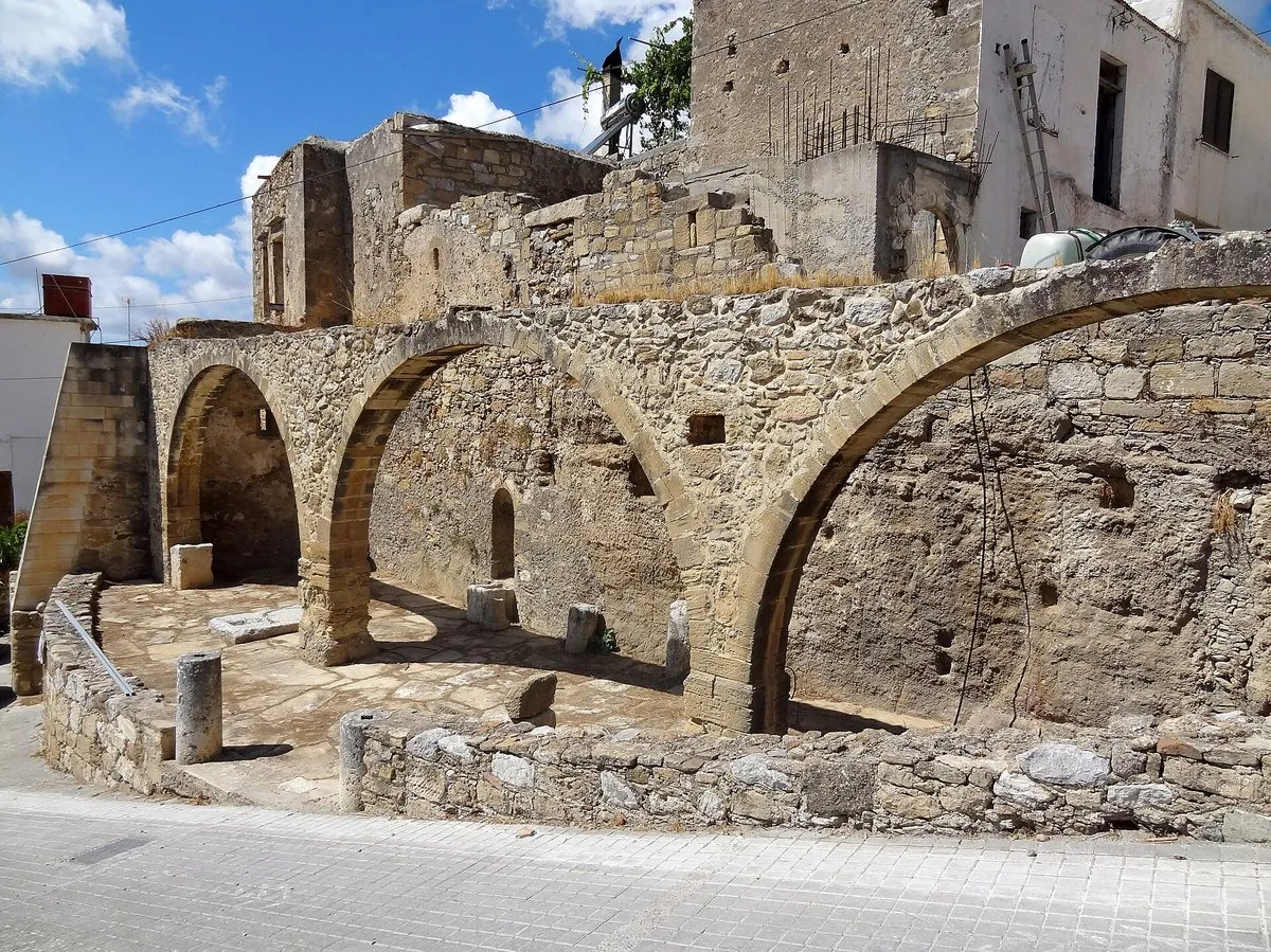 Steinbögen zwischen den alten Häusern des Dorfes unterhalb der Akropolis von Polyrinia