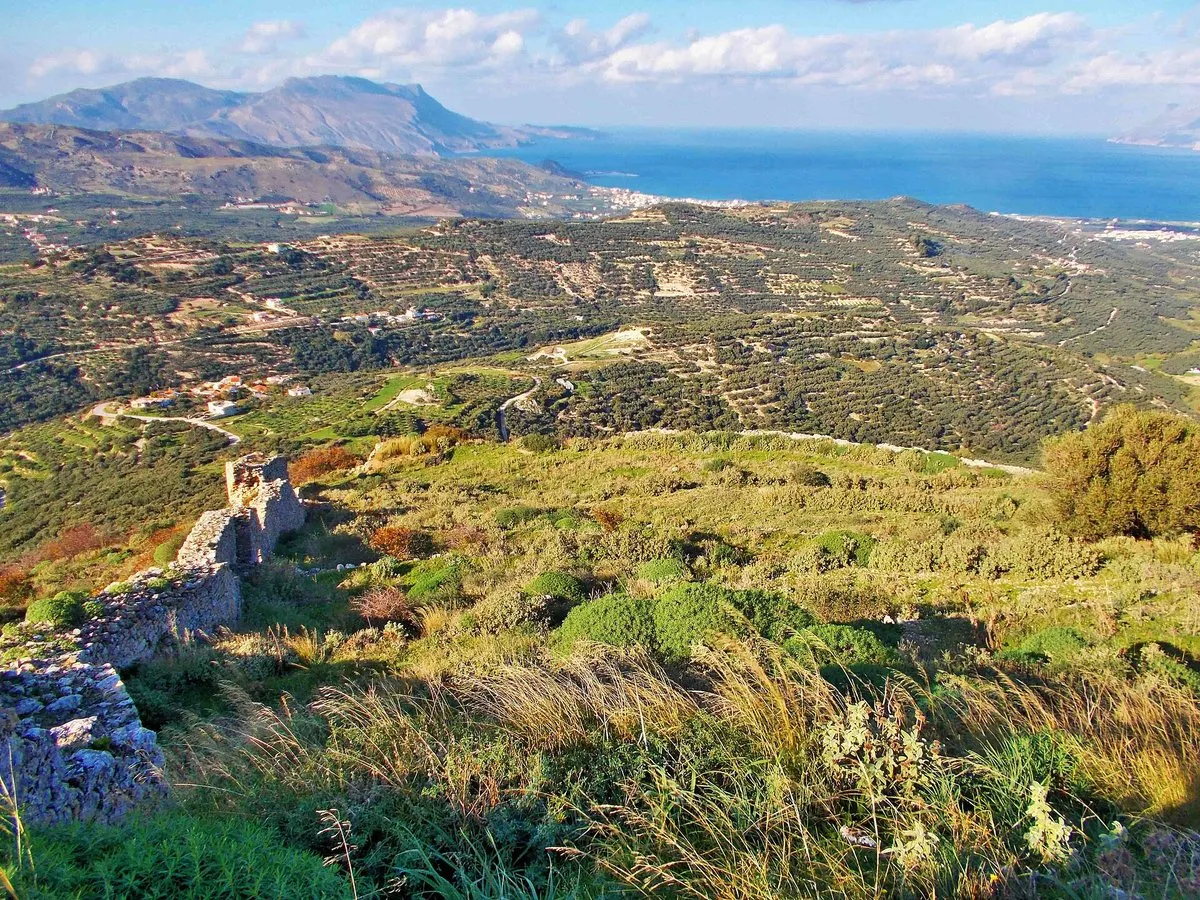 Blick von der Akropolis von Polyrinia über grüne Hügel auf den Golf von Kissamos und das Meer