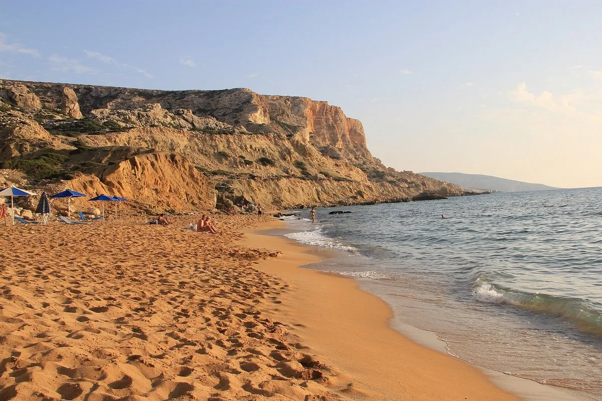 Die kleine Sandbucht des Roten Strandes bei Matala unter rötlichen Klippen