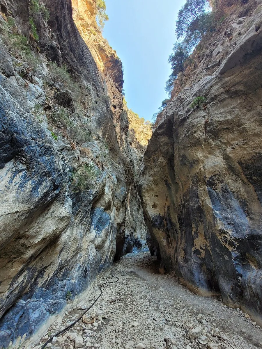 Die engen, glatten Wände der Sarakina-Schlucht, die zu einem Streifen Himmel aufragen