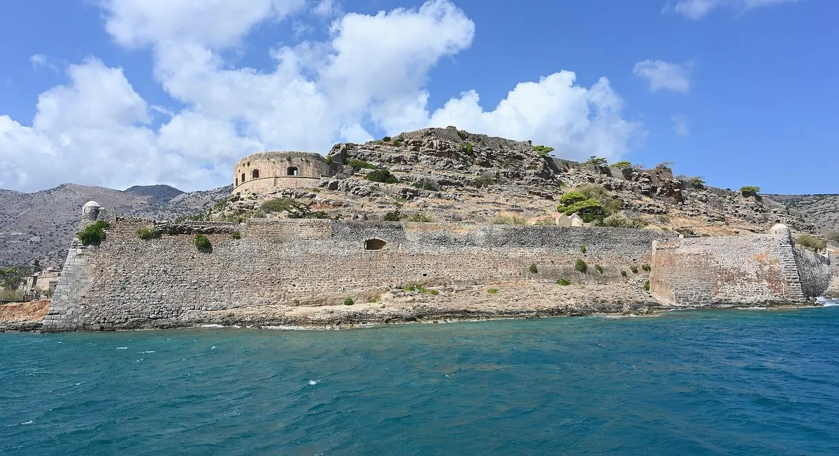 Die Mauern der Festung Spinalonga, die sich in Ostkreta aus dem Meer erheben