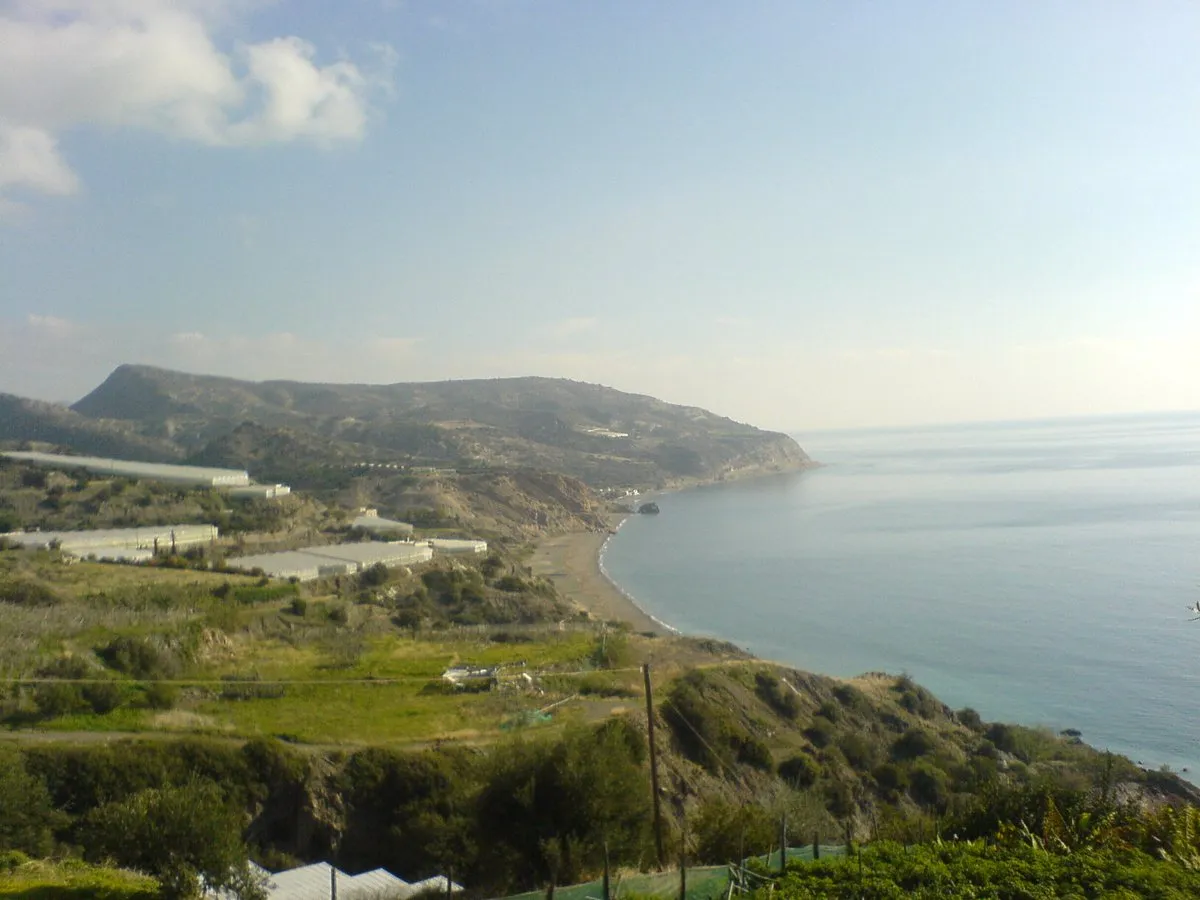 Die Bucht von Vourdolakos mit Tertsa und der Südküste dahinter