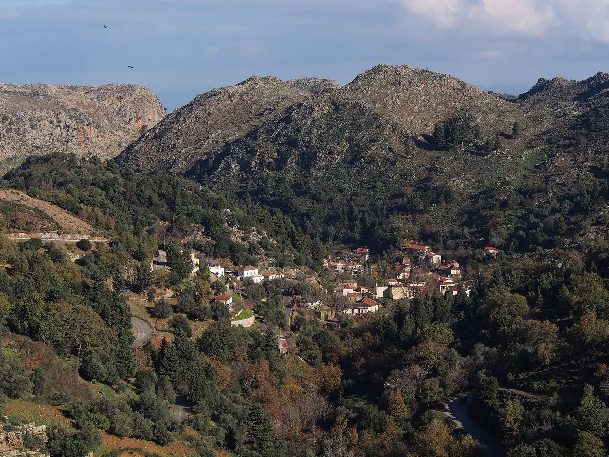 Theriso deep in its bowl below the White Mountains