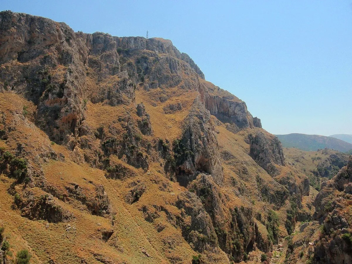 Die Wände der Topolia-Schlucht über dem Flussbett unter klarem Himmel