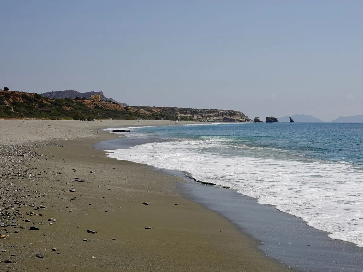 Κύματα στη μακριά παραλία της Τριόπετρας, στον επόμενο κόλπο ανατολικά των Λιγρών
