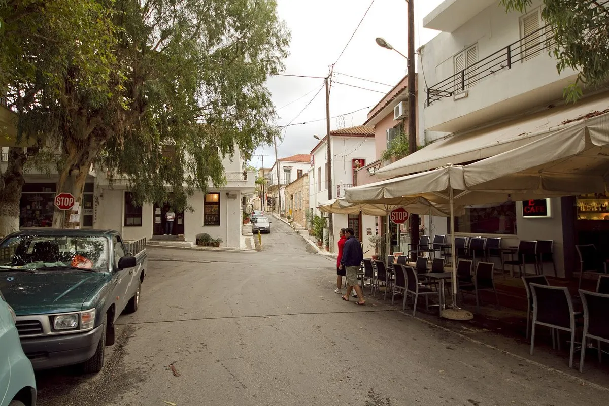 The main lane of old Vamos under its trees